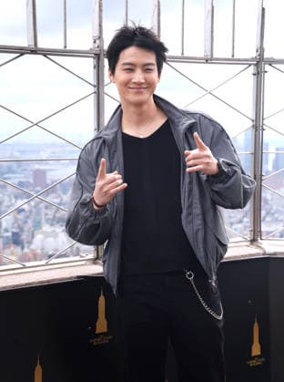 September 22, 2026, New York, Ny, United States: Jay B visits the Empire State Building in Celebration of the 2026 Tape: Roots Tour. Held at Empire State Building in New York. Kashon Bussa Jones Zuma Press September 22, 2026. New York United States - ZUMAp281 20260922_zea_p281_006 Copyright: xPhotoxImagexPressx