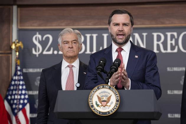 September 22, 2026, Washington, District Of Columbia, USA: United States Vice President JD Vance holds a press conference in the South Court Auditorium in the Eisenhower Executive Office Building on the White House Campus in Washington, DC, USA, on September 22, 2026. Looking on at left is Dr Mehmet Oz, Administrator, Centers for Medicare and Medicaid Services (CMS) Washington USA - ZUMAs152 20260922_faa_s152_332 Copyright: xYurixGripasx-xPoolxviaxCNPx