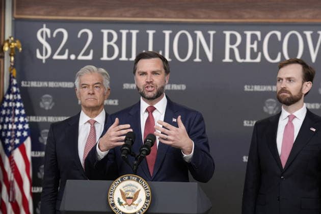 September 22, 2026, Washington, District Of Columbia, USA: United States Vice President JD Vance holds a press conference in the South Court Auditorium in the Eisenhower Executive Office Building on the White House Campus in Washington, DC, USA, on September 22, 2026. Looking on at left is Dr Mehmet Oz, Administrator, Centers for Medicare and Medicaid Services (CMS) Washington USA - ZUMAs152 20260922_faa_s152_329 Copyright: xYurixGripasx-xPoolxviaxCNPx