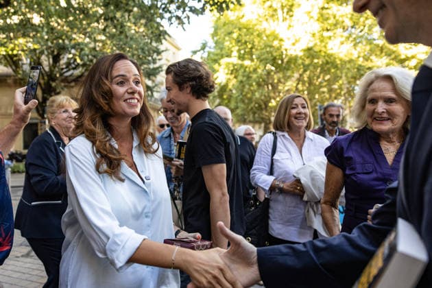 Sarah Knafo Book Signing - Bordeaux Sarah Knafo, French MEP for the Reconquête! party, greets people waiting in line outside the Automobile Club du Sud-Ouest ahead of a book signing event for her book Le Casse du Siècle ( The Heist of the Century ) in Bordeaux, France, on September 22, 2026. Photo by Margot Le Gonidec ABACAPRESS.COM Bordeaux France  Copyright: xLexGonidecxMargot ABACAx