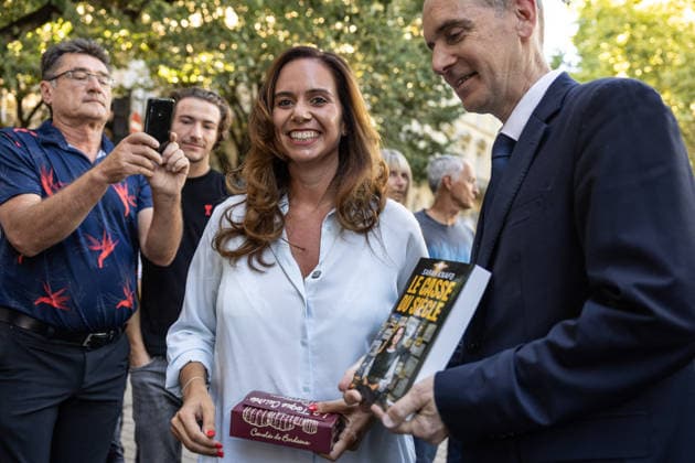 Sarah Knafo Book Signing - Bordeaux Sarah Knafo, French MEP for the Reconquête! party, greets people waiting in line outside the Automobile Club du Sud-Ouest ahead of a book signing event for her book Le Casse du Siècle ( The Heist of the Century ) in Bordeaux, France, on September 22, 2026. Photo by Margot Le Gonidec ABACAPRESS.COM Bordeaux France  Copyright: xLexGonidecxMargot ABACAx