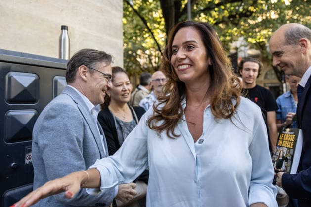 Sarah Knafo Book Signing - Bordeaux Sarah Knafo, French MEP for the Reconquête! party, greets people waiting in line outside the Automobile Club du Sud-Ouest ahead of a book signing event for her book Le Casse du Siècle ( The Heist of the Century ) in Bordeaux, France, on September 22, 2026. Photo by Margot Le Gonidec ABACAPRESS.COM Bordeaux France  Copyright: xLexGonidecxMargot ABACAx