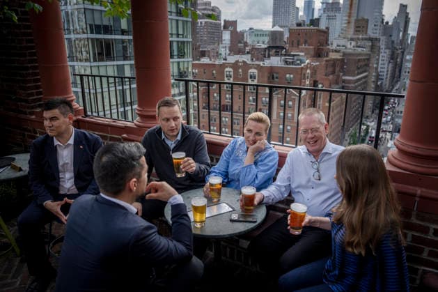 Today’s meeting and ceremony in New York conclude with drinks. Denmark’s Prime Minister Mette Frederiksen, Greenland’s leader Jens Frederik Nielsen, and Greenland’s Minister of Foreign Affairs Mute B. Egede have a beer with delegations at a bar in Manhattan, New York, after the agreement is signed, Tuesday, September 22, 2026. Photo by Mads Claus  Copyright: RitzauxScanpix MadsxClausxRasmussenx spdk20260923-044704-L