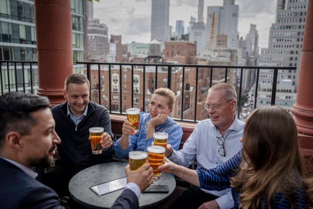 Today’s meeting and ceremony in New York conclude with drinks. Denmark’s Prime Minister Mette Frederiksen, Greenland’s leader Jens Frederik Nielsen, and Greenland’s Minister of Foreign Affairs Mute B. Egede have a beer with delegations at a bar in Manhattan, New York, after the agreement is signed, Tuesday, September 22, 2026. Photo by Mads Claus  Copyright: RitzauxScanpix MadsxClausxRasmussenx spdk20260923-044800-L