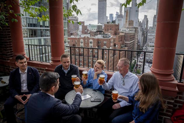 Today’s meeting and ceremony in New York conclude with drinks. Denmark’s Prime Minister Mette Frederiksen, Greenland’s leader Jens Frederik Nielsen, and Greenland’s Minister of Foreign Affairs Mute B. Egede have a beer with delegations at a bar in Manhattan, New York, after the agreement is signed, Tuesday, September 22, 2026. Photo by Mads Claus  Copyright: RitzauxScanpix MadsxClausxRasmussenx spdk20260923-044819-L