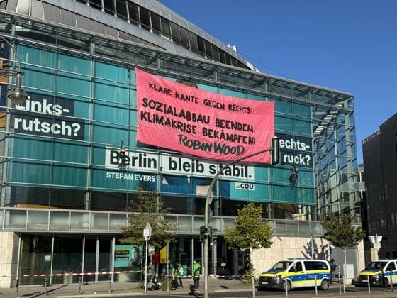 Environmental activists protest at CDU headquarters in Berlin BERLIN, GERMANY - SEPTEMBER 23: Environmental activists stage a protest at the Christian Democratic Union (CDU) headquarters as a banner reading KLARE KANTE GEGEN RECHTS - SOZIALABBAU BEENDEN, KLIMAKRISE BEKÄMPFEN! ( Take a clear stand against the right - end cuts to social welfare, fight the climate crisis! ) is displayed on the building facade in Berlin, Germany, on September 23, 2026. ROBIN WOOD activists climbed the CDU headquarters and unfurled the banner, criticizing the CDU-led federal government over what they described as insufficient action on climate protection and a lack of measures to counter the rise of the far-right Alternative for Germany (AfD). Cuneyt Karadag  Copyright: x2026xAnadoluxCuneytxKaradagx