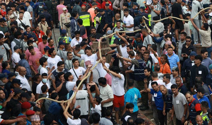 September 23, 2026, Kathmandu, Nepal: Nepali people erect a wooden pole Yosin or Indradhoj to mark the beginning of the Indrajatra Festival at Hanumandhoka Durbar Square in Kathmandu, Nepal on September 23, 2026. Nepali celebrate the Indra Jatra festival to worship Indra, the god of rain according to the Hindu myth and to mark the end of monsoon season. Kathmandu Nepal - ZUMAs233 20260923_zap_s233_010 Copyright: xSunilxSharmax