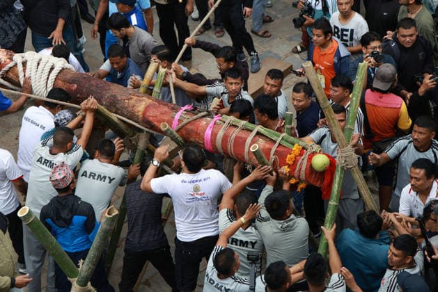 September 23, 2026, Kathmandu, Nepal: Nepali people erect a wooden pole Yosin or Indradhoj to mark the beginning of the Indrajatra Festival at Hanumandhoka Durbar Square in Kathmandu, Nepal on September 23, 2026. Nepali celebrate the Indra Jatra festival to worship Indra, the god of rain according to the Hindu myth and to mark the end of monsoon season. Kathmandu Nepal - ZUMAs233 20260923_zap_s233_012 Copyright: xSunilxSharmax
