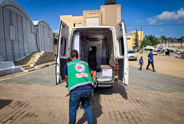 Medics Bring Bodies and Wounded to Nasser Medical Complex Medics bring bodies and wounded Palestinians to Nasser Medical Complex in Khan Younis, southern Gaza Strip, on September 23, 2026, following an Israeli airstrike that targeted a civilian vehicle near the Asdaa junction in Mawasi Khan Younis. Photo by Tariq Mohammad APA Images Khan Yunis Gaza Strip Palestinian Territory 230926_Khan_Yunis_TM_00(11) Copyright: xapaimagesxTariqxMohammad xapaimagesx