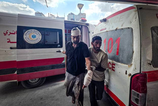 Medics Bring Bodies and Wounded to Nasser Medical Complex Medics bring bodies and wounded Palestinians to Nasser Medical Complex in Khan Younis, southern Gaza Strip, on September 23, 2026, following an Israeli airstrike that targeted a civilian vehicle near the Asdaa junction in Mawasi Khan Younis. Photo by Tariq Mohammad APA Images Khan Yunis Gaza Strip Palestinian Territory 230926_Khan_Yunis_TM_00(1) Copyright: xapaimagesxTariqxMohammad xapaimagesx
