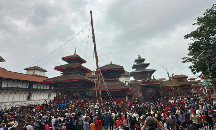 September 23, 2026, Kathmandu, Nepal: Nepali people erect a wooden pole Yosin or Indradhoj to mark the beginning of the Indrajatra Festival at Hanumandhoka Durbar Square in Kathmandu, Nepal on September 23, 2026. Nepali celebrate the Indra Jatra festival to worship Indra, the god of rain according to the Hindu myth and to mark the end of monsoon season. Kathmandu Nepal - ZUMAs233 20260923_zap_s233_016 Copyright: xSunilxSharmax