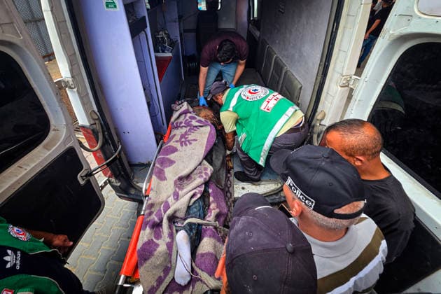 Medics Bring Bodies and Wounded to Nasser Medical Complex Medics bring bodies and wounded Palestinians to Nasser Medical Complex in Khan Younis, southern Gaza Strip, on September 23, 2026, following an Israeli airstrike that targeted a civilian vehicle near the Asdaa junction in Mawasi Khan Younis. Photo by Tariq Mohammad APA Images Khan Yunis Gaza Strip Palestinian Territory 230926_Khan_Yunis_TM_00(7) Copyright: xapaimagesxTariqxMohammad xapaimagesx