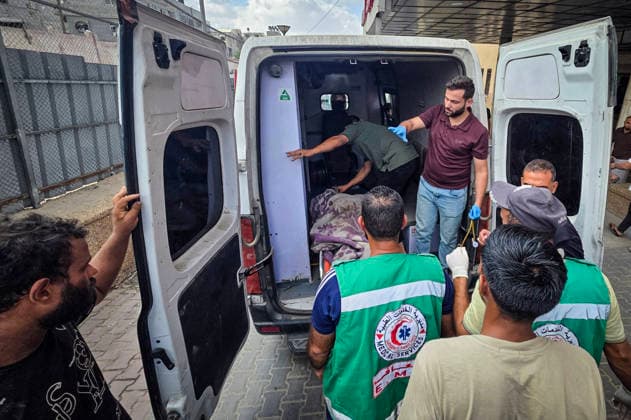 Medics Bring Bodies and Wounded to Nasser Medical Complex Medics bring bodies and wounded Palestinians to Nasser Medical Complex in Khan Younis, southern Gaza Strip, on September 23, 2026, following an Israeli airstrike that targeted a civilian vehicle near the Asdaa junction in Mawasi Khan Younis. Photo by Tariq Mohammad APA Images Khan Yunis Gaza Strip Palestinian Territory 230926_Khan_Yunis_TM_00(8) Copyright: xapaimagesxTariqxMohammad xapaimagesx