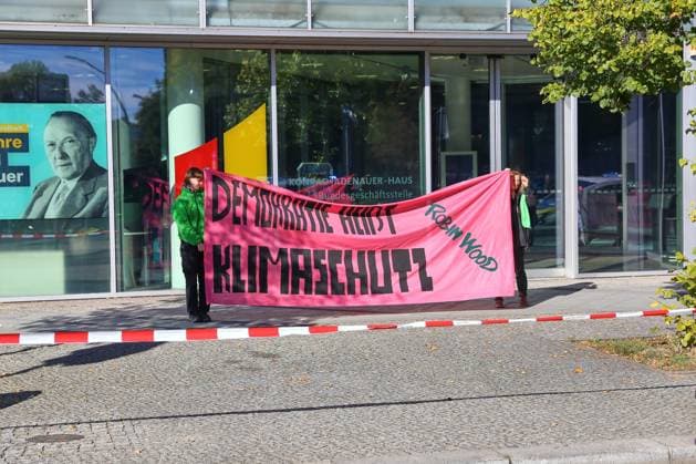 Berlin, Germany, September 23, 2026, Konrad Adenauer House: Activists from the environmental organization Robin Wood unfurled a banner reading Take a Clear Stand Against the Right: End Social Cuts, Fight the Climate Crisis from the roof of the CDU headquarters in Berlin Copyright: xdtsxNachrichtenagenturx dts_136052