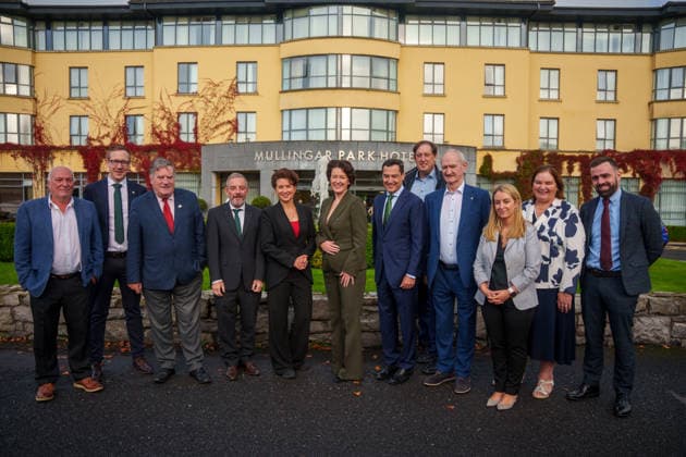Moreno is participating in the meeting of the European Committee of the Regions in Ireland this Wednesday. The president of the Regional Government of Andalusia, Juanma Moreno 6d, alongside the president of the Committee of the Regions, Kata Tútto 5i, and the President of the Irish Delegation to the CoR, Gillian Coughlan c, pose for a photo at the start of the meeting of the Bureau of the Committee of the Regions (CoR) being held in the city of Mullingar, in Ireland. September 23, 2026, in Mullingar, Ireland. The meeting of the Bureau of the European Committee of the Regions in Mullingar was held under the theme Prosperous and Sustainable Communities: Building a Europe That Works for All Territories, where Juanma Moreno addressed two deb Copyright: xFranciscoxJ.xOlmox 7793183