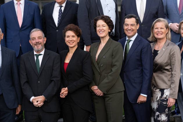 Moreno is participating in the meeting of the European Committee of the Regions in Ireland this Wednesday. The president of the Regional Government of Andalusia, Juanma Moreno (2d), alongside the president of the Committee of the Regions, Kata Tútto (2i), and the President of the Irish Delegation to the CoR, Gillian Coughlan c, pose for a photo at the start of the meeting of the Bureau of the Committee of the Regions (CoR) being held in the city of Mullingar, in Ireland. September 23, 2026, in Mullingar, Ireland. The meeting of the Bureau of the European Committee of the Regions in Mullingar was held under the theme Prosperous and Sustainable Communities: Building a Europe That Works for All Territories, where Juanma Moreno addressed two Copyright: xFranciscoxJ.xOlmox 7793185