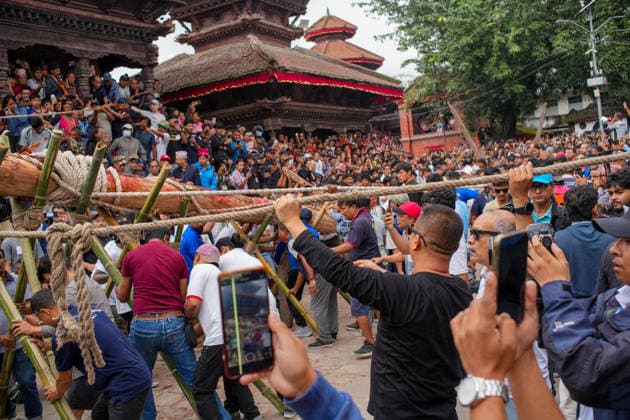 Indra Jatra Festival Started - Kathmandu Devotees erect the sacred ceremonial wooden pole known as Ya: Shi at Hanuman Dhoka Durbar Square, marking the beginning of the eight-day Indra Jatra festival in Kathmandu, Nepal, on September 23, 2026. The annual festival, one of the biggest celebrations in the Kathmandu Valley, is dedicated to Indra, the Hindu god of rain and heaven, and features traditional chariot processions, masked dances, religious rituals and cultural performances. The festival also includes processions of the living goddess Kumari through the historic streets of Kathmandu. Photo by Sunil Pradhan ABACAPRESS.COM Kathmandu Bagmati Nepal  Copyright: xSuniixPradhan ABACAx
