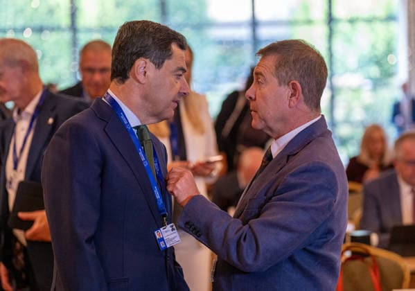 Moreno is participating this Wednesday in Ireland in the meeting of the European Committee of the Regions. The president of the Regional Government of Andalusia, Juanma Moreno (left), talks with the President of the Regional Government of Castile-La Mancha, Emiliano García Page (right), at the start of the meeting of the Bureau of the Committee of the Regions (CoR) being held in the city of Mullingar, in Ireland. September 23, 2026, in Mullingar, Ireland. The meeting of the Bureau of the European Committee of the Regions in Mullingar was held under the theme Prosperous and Sustainable Communities: Building a Europe That Works for All Territories, where Juanma Moreno addressed two debates. The first focused on the competitiveness, innovat Copyright: xFranciscoxJ.xOlmox 7793215