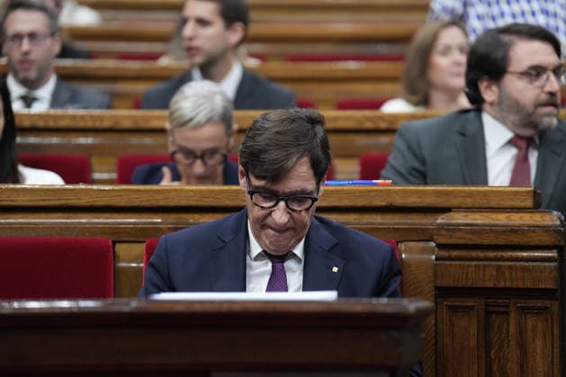Illa Appears Before the Catalan Parliament Regarding the 2025 PISA Tests Salvador Illa, President of the Generalitat de Catalunya, during a plenary session at the Catalan Parliament on September 23, 2026, in Barcelona, Catalonia, Spain. Illa is appearing before the Catalan Parliament today at his own request following the crisis that erupted in the Department of Education due to an error in the sample that excluded Catalonia from the PISA report results. SEPTEMBER 23, 2026 Barcelona, Catalonia Barcelona, Catalonia, Spain Copyright: xDavidxZorrakinox 7793235