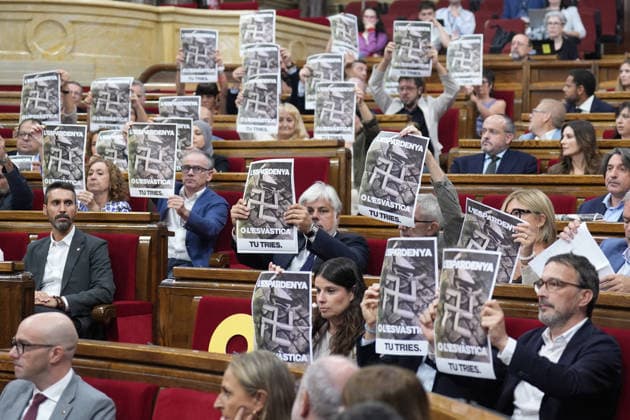 Illa Appears Before the Catalan Parliament Regarding the 2025 PISA Tests Junts lawmakers hold up a sign during a plenary session at the Catalan Parliament on September 23, 2026, in Barcelona, Catalonia, Spain. Illa is appearing before the Parliament today at his own request following the crisis that erupted in the Department of Education due to an error in the sample that excluded Catalonia from the PISA report results. SEPTEMBER 23, 2026, Barcelona, Catalonia, Barcelona, Catalonia, Spain Copyright: xDavidxZorrakinox 7793238