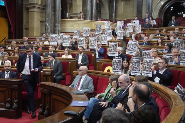 Illa Appears Before the Catalan Parliament Regarding the 2025 PISA Tests Junts lawmakers hold up a sign during a plenary session at the Catalan Parliament on September 23, 2026, in Barcelona, Catalonia, Spain. Illa is appearing before the Parliament today at his own request following the crisis that erupted in the Department of Education due to an error in the sample that excluded Catalonia from the PISA report results. SEPTEMBER 23, 2026, Barcelona, Catalonia, Barcelona, Catalonia, Spain Copyright: xDavidxZorrakinox 7793239