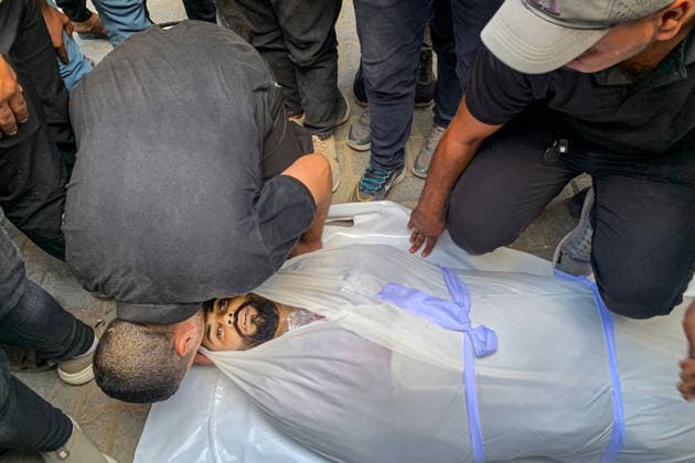 Mourners Bid Farewell to Two Palestinians at al-Shifa Hospital Mourners bid farewell to the bodies of two Palestinians at al-Shifa Hospital in Gaza City on September 23, 2026, after they were killed in an Israeli attack in the al-Nafq area. Photo by Mohammed Salha apaimages Gaza Gaza Strip Palestinian Territory 230926_Gaza_MS_00(21) Copyright: xapaimagesxMohammedxSalhax xapaimagesx