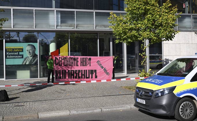 Environmental activists protest at CDU headquarters in Berlin BERLIN, GERMANY - SEPTEMBER 23: Environmental activists stage a protest at the Christian Democratic Union (CDU) headquarters, displaying banners on the building facade, in Berlin, Germany, on September 23, 2026. ROBIN WOOD activists climbed the CDU headquarters and unfurled the banner, criticizing the CDU-led federal government over what they described as insufficient action on climate protection and a lack of measures to counter the rise of the far-right Alternative for Germany (AfD). Halil Sagirkaya Anadolu Berlin Germany. Editorial use only. Please get in touch for any other usage.  Copyright: x2026xAnadoluxHalilxSagirkayax