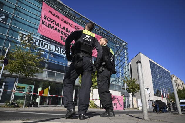 Environmental activists protest at CDU headquarters in Berlin BERLIN, GERMANY - SEPTEMBER 23: Environmental activists stage a protest at the Christian Democratic Union (CDU) headquarters, displaying banners on the building facade, in Berlin, Germany, on September 23, 2026. ROBIN WOOD activists climbed the CDU headquarters and unfurled the banner, criticizing the CDU-led federal government over what they described as insufficient action on climate protection and a lack of measures to counter the rise of the far-right Alternative for Germany (AfD). Halil Sagirkaya Anadolu Berlin Germany. Editorial use only. Please get in touch for any other usage.  Copyright: x2026xAnadoluxHalilxSagirkayax