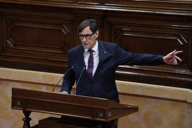 Illa Appears Before the Catalan Parliament Regarding the 2025 PISA Tests Salvador Illa, president of the Generalitat de Catalunya, speaks during a plenary session at the Catalan Parliament on September 23, 2026, in Barcelona, Catalonia, Spain. Illa is appearing before the Catalan Parliament today at his own request following the crisis that has erupted in the Department of Education due to an error in the sample that excluded Catalonia from the PISA report results. SEPTEMBER 23, 2026 Barcelona, Catalonia Barcelona, Catalonia, Spain Copyright: xDavidxZorrakinox 7793526