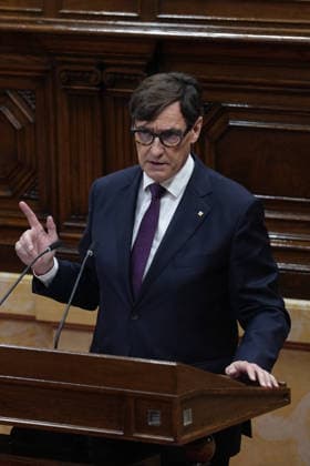 Illa Appears Before the Catalan Parliament Regarding the 2025 PISA Tests Salvador Illa, president of the Generalitat de Catalunya, speaks during a plenary session at the Catalan Parliament on September 23, 2026, in Barcelona, Catalonia, Spain. Illa is appearing before the Catalan Parliament today at his own request following the crisis that has erupted in the Department of Education due to an error in the sample that excluded Catalonia from the PISA report results. SEPTEMBER 23, 2026 Barcelona, Catalonia Barcelona, Catalonia, Spain Copyright: xDavidxZorrakinox 7793527
