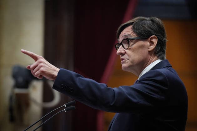 Illa Appears Before the Catalan Parliament Regarding the 2025 PISA Tests Salvador Illa, president of the Generalitat de Catalunya, speaks during a plenary session at the Catalan Parliament on September 23, 2026, in Barcelona, Catalonia, Spain. Illa is appearing before the Catalan Parliament today at his own request following the crisis that has erupted in the Department of Education due to an error in the sample that excluded Catalonia from the PISA report results. SEPTEMBER 23, 2026 Barcelona, Catalonia Barcelona, Catalonia, Spain Copyright: xDavidxZorrakinox 7793528
