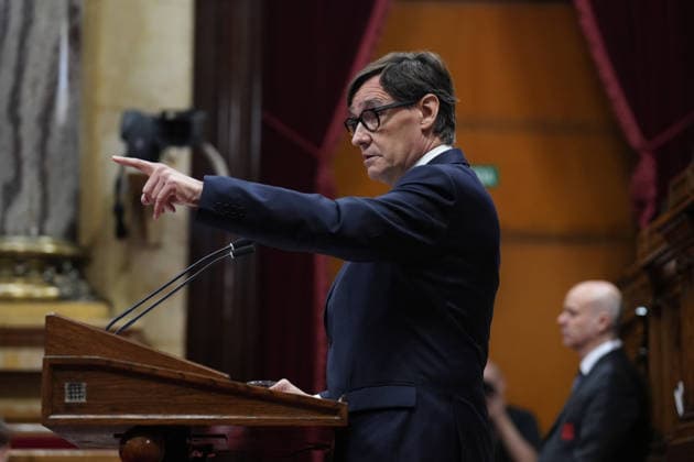 Illa Appears Before the Catalan Parliament Regarding the 2025 PISA Tests Salvador Illa, president of the Generalitat de Catalunya, speaks during a plenary session at the Catalan Parliament on September 23, 2026, in Barcelona, Catalonia, Spain. Illa is appearing before the Catalan Parliament today at his own request following the crisis that has erupted in the Department of Education due to an error in the sample that excluded Catalonia from the PISA report results. SEPTEMBER 23, 2026 Barcelona, Catalonia Barcelona, Catalonia, Spain Copyright: xDavidxZorrakinox 7793530