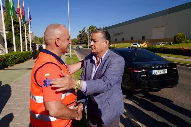 Presentation in Málaga of the new tablets for the 061 Emergency Medical Services of Andalusia The First Vice President of the Regional Government and Minister of the Presidency, Health, and Emergencies, Antonio Sanz d, greets attendees upon his arrival at the presentation ceremony for the new tablets for the 061 Andalusian Health Emergency Services. September 23, 2026, in Málaga, Andalusia, Spain. SEPTEMBER 23, 2026, Málaga, Andalusia, Spain Málaga, Andalusia, Spain Spain Copyright: xÃlexxZeax 7793534