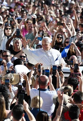 Pope Leo XIV Leads The General Audience - Vatican Pope Leo XIV attends the weekly general audience in Saint Peter’s square, Vatican on September 23, 2026. Photo by Eric Vandeville ABACAPRESS.COM Vatican Vatican (or Holy See)  Copyright: xVandevillexEric ABACAx