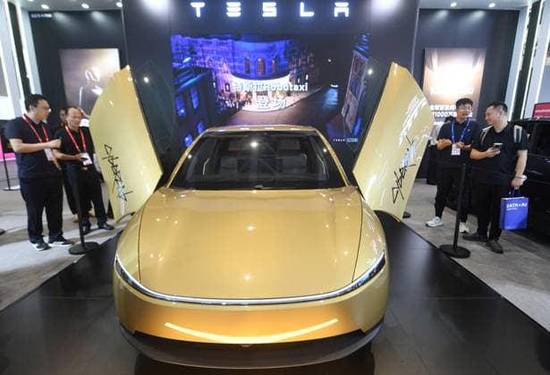 HANGZHOU, CHINA - SEPTEMBER 23: Visitors view the mass-produced version of the Tesla Cybercab autonomous taxi at the 5th Global Digital Trade Expo on September 23, 2026 in Hangzhou, Zhejiang Province of China. The expo focuses on frontier AI technologies and digital trade development.  Copyright: xVCGx 111669003009