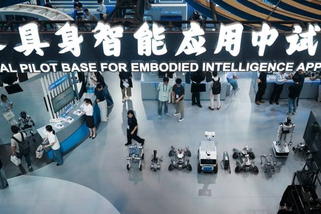 HANGZHOU, CHINA - SEPTEMBER 23: Visitors view robot products at the fifth Global Digital Trade Expo on September 23, 2026 in Hangzhou, Zhejiang Province of China. The expo focuses on frontier AI technologies and digital trade.  Copyright: xVCGx 111669003008
