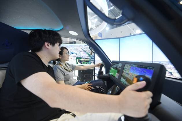 HANGZHOU, CHINA - SEPTEMBER 23: Visitors experience a flight simulation inside the smart cockpit of a tilt-rotor electric vertical takeoff and landing (eVTOL) aircraft during the 5th Global Digital Trade Expo on September 23, 2026 in Hangzhou, Zhejiang Province of China. The expo focuses on frontier technologies including artificial intelligence.  Copyright: xVCGx 111669003000