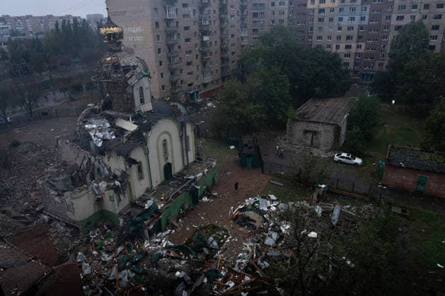 September 23, 2026, Kramatorsk, Donetsk Oblast, Ukraine: The aftermath of a Russian KAB aerial bomb strike that damaged a church and residential buildings in the frontline city of Kramatorsk, Donetsk region. Multiple people were injured in the attack. Kramatorsk Ukraine - ZUMAm350 20260923_zip_m350_017 Copyright: xCameronxJones-Manleyx