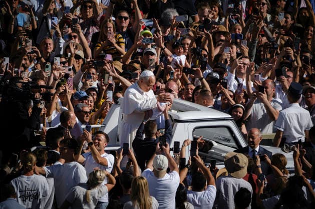 Pope Leo XIV during the weekly General Audience Pope Leo XIV greets the faithful and delivers his weekly General Audience at St. Peter™s Square in Vatican City, addressing pilgrims and visitors gathered for the traditional Wednesday appointment. Rome, Italy, September 23, 2026. Rome Vatican Copyright: xAndreaxCalandrax