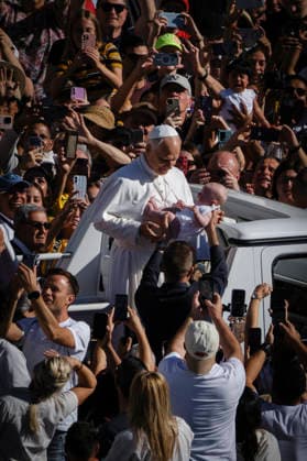 Pope Leo XIV during the weekly General Audience Pope Leo XIV greets the faithful and delivers his weekly General Audience at St. Peter™s Square in Vatican City, addressing pilgrims and visitors gathered for the traditional Wednesday appointment. Rome, Italy, September 23, 2026. Rome Vatican Copyright: xAndreaxCalandrax