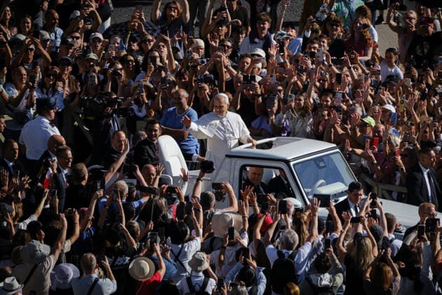 Pope Leo XIV during the weekly General Audience Pope Leo XIV greets the faithful and delivers his weekly General Audience at St. Peter™s Square in Vatican City, addressing pilgrims and visitors gathered for the traditional Wednesday appointment. Rome, Italy, September 23, 2026. Rome Vatican Copyright: xAndreaxCalandrax