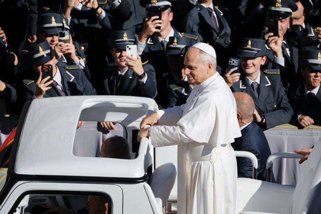 Pope Leo XIV during the weekly General Audience Pope Leo XIV greets the faithful and delivers his weekly General Audience at St. Peter™s Square in Vatican City, addressing pilgrims and visitors gathered for the traditional Wednesday appointment. Rome, Italy, September 23, 2026. Rome Vatican Copyright: xAndreaxCalandrax
