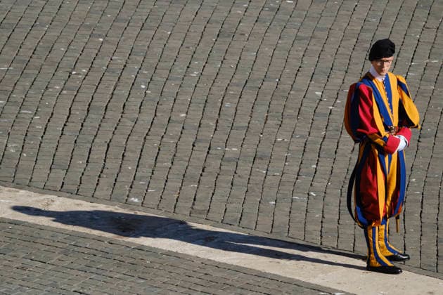 Pope Leo XIV during the weekly General Audience Pope Leo XIV greets the faithful and delivers his weekly General Audience at St. Peter™s Square in Vatican City, addressing pilgrims and visitors gathered for the traditional Wednesday appointment. In this photo, a Swiss Guard in uniform. Rome, Italy, September 23, 2026. Rome Vatican Copyright: xAndreaxCalandrax