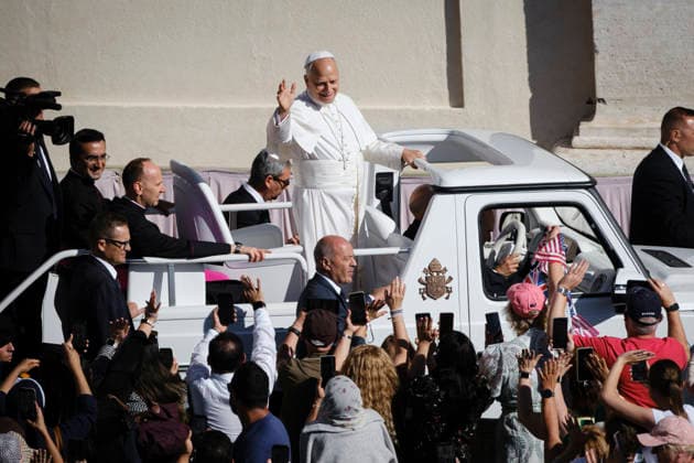 Pope Leo XIV during the weekly General Audience Pope Leo XIV greets the faithful and delivers his weekly General Audience at St. Peter™s Square in Vatican City, addressing pilgrims and visitors gathered for the traditional Wednesday appointment. Rome, Italy, September 23, 2026. Rome Vatican Copyright: xAndreaxCalandrax