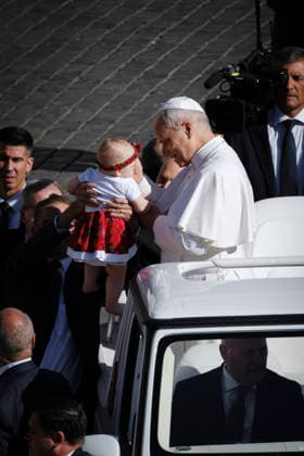 Pope Leo XIV during the weekly General Audience Pope Leo XIV greets the faithful and delivers his weekly General Audience at St. Peter™s Square in Vatican City, addressing pilgrims and visitors gathered for the traditional Wednesday appointment. Rome, Italy, September 23, 2026. Rome Vatican Copyright: xAndreaxCalandrax