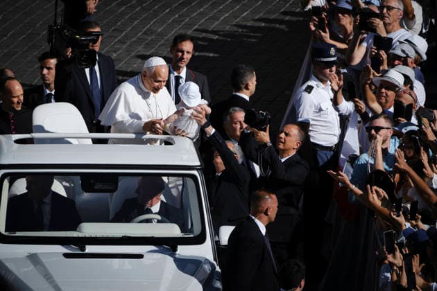 Pope Leo XIV during the weekly General Audience Pope Leo XIV greets the faithful and delivers his weekly General Audience at St. Peter™s Square in Vatican City, addressing pilgrims and visitors gathered for the traditional Wednesday appointment. Rome, Italy, September 23, 2026. Rome Vatican Copyright: xAndreaxCalandrax