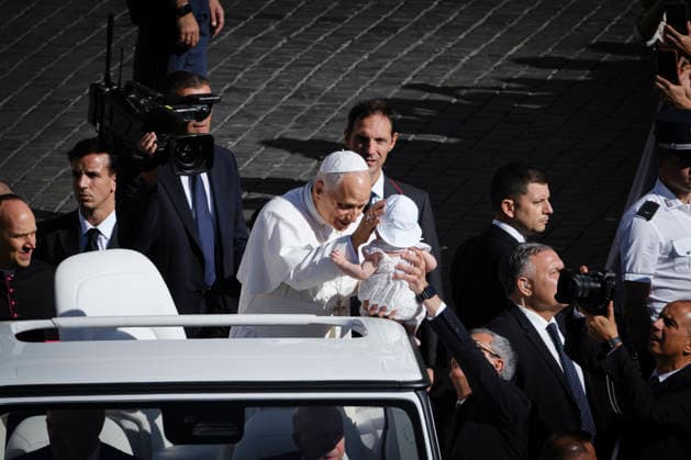 Pope Leo XIV during the weekly General Audience Pope Leo XIV greets the faithful and delivers his weekly General Audience at St. Peter™s Square in Vatican City, addressing pilgrims and visitors gathered for the traditional Wednesday appointment. Rome, Italy, September 23, 2026. Rome Vatican Copyright: xAndreaxCalandrax