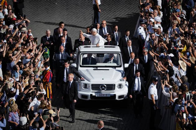 Pope Leo XIV during the weekly General Audience Pope Leo XIV greets the faithful and delivers his weekly General Audience at St. Peter™s Square in Vatican City, addressing pilgrims and visitors gathered for the traditional Wednesday appointment. Rome, Italy, September 23, 2026. Rome Vatican Copyright: xAndreaxCalandrax