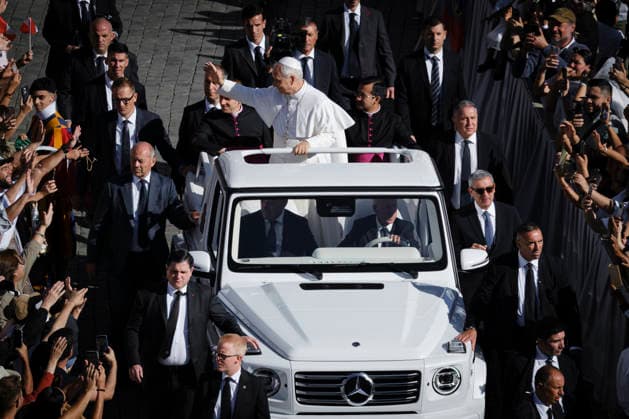 Pope Leo XIV during the weekly General Audience Pope Leo XIV greets the faithful and delivers his weekly General Audience at St. Peter™s Square in Vatican City, addressing pilgrims and visitors gathered for the traditional Wednesday appointment. Rome, Italy, September 23, 2026. Rome Vatican Copyright: xAndreaxCalandrax