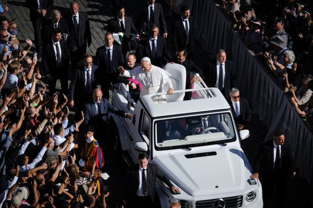Pope Leo XIV during the weekly General Audience Pope Leo XIV greets the faithful and delivers his weekly General Audience at St. Peter™s Square in Vatican City, addressing pilgrims and visitors gathered for the traditional Wednesday appointment. Rome, Italy, September 23, 2026. Rome Vatican Copyright: xAndreaxCalandrax
